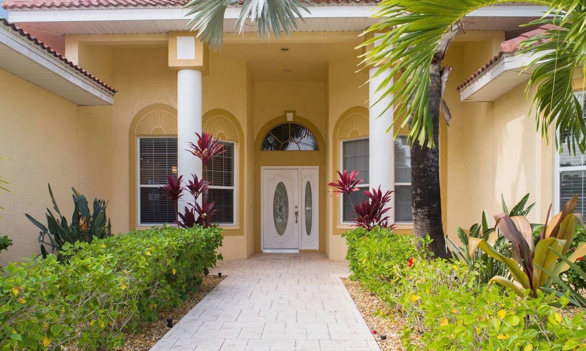 Caloosahatchee Villa | WATER VIEW, DIRECT GULF ACCESS , OVERSIZE POOL, GrilL, POOL BAR , TV