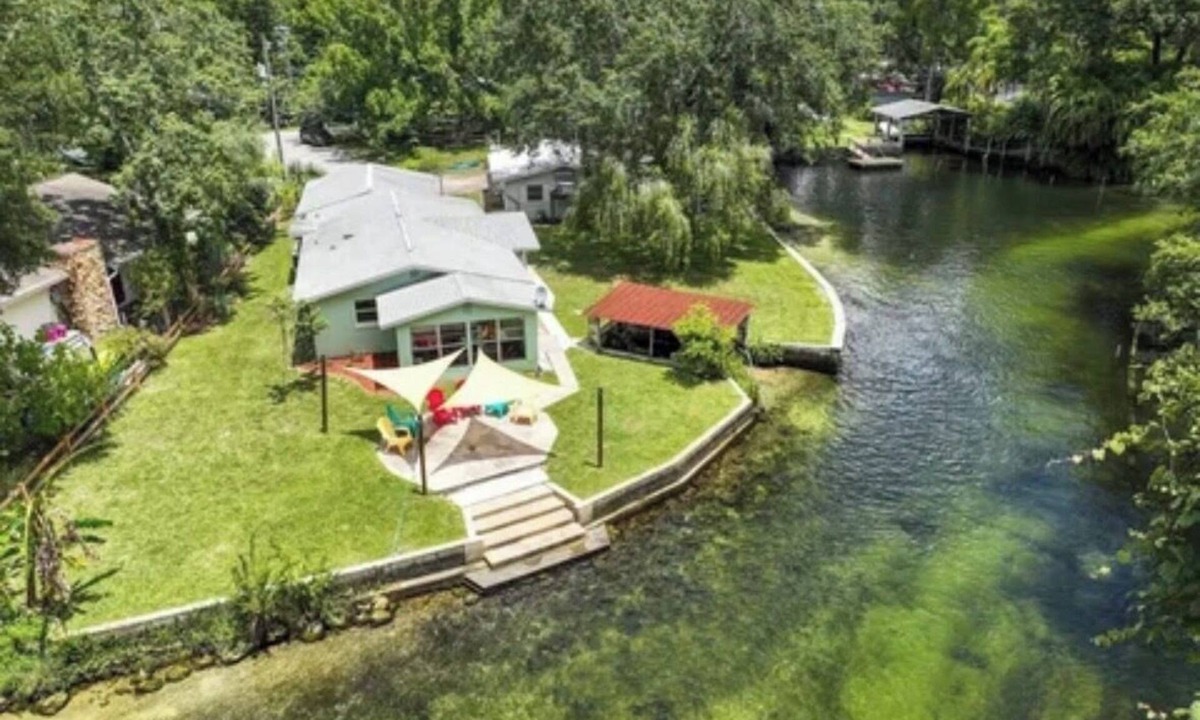 Weeki Wachee Gardens House | Weeki Wachee Main River Kayaks Private Stairs Large Yard Manatees
