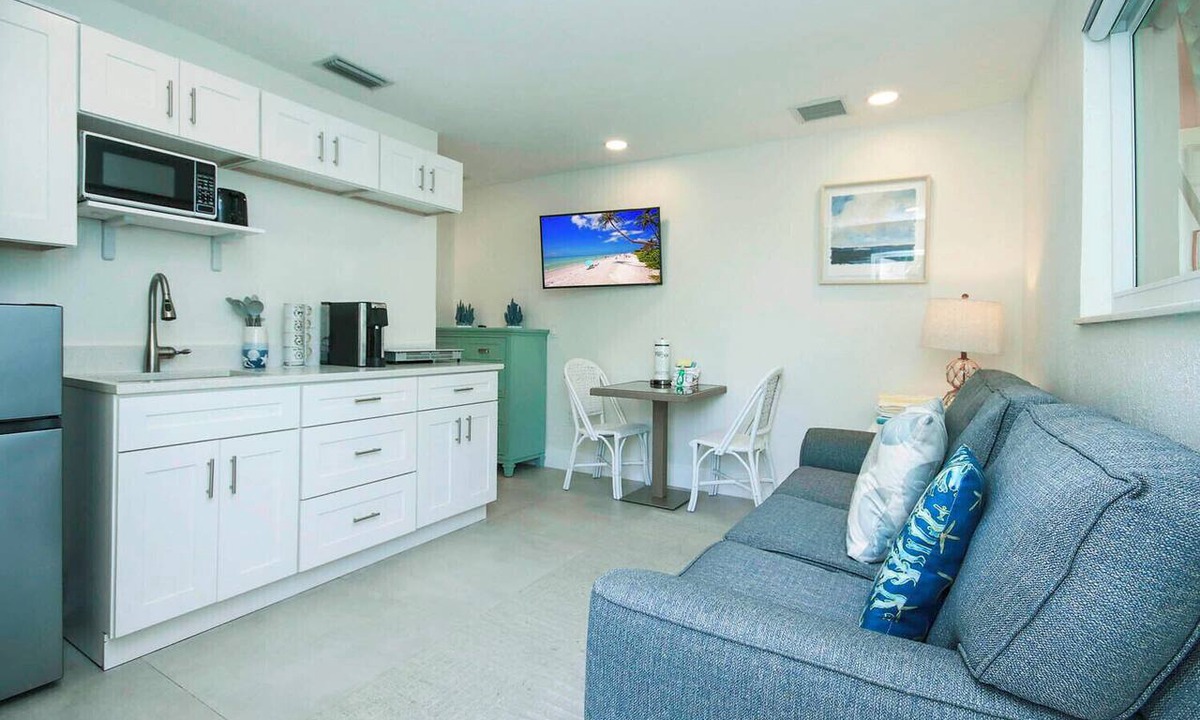 Tradewinds Condo | West End Paradise Unit Coral 4 - One bedroom efficiency suite