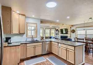 4BR Townhome w/Private Hot Tub, Garage, and Deck