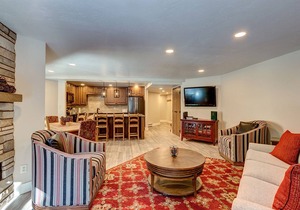 Great location, Sleeps 6, Walk to lifts/downtown, Garage parking!