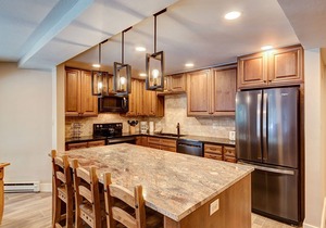 Great location, Sleeps 6, Walk to lifts/downtown, Garage parking!