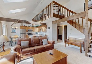 Top-floor condo with mountain views, easy skiing, balcony & hiking