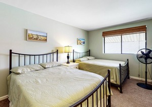 Two-level condo with pool & private balcony - walk to beach and Northside Park