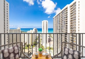 Waikiki Banyan condo with lanai & pool