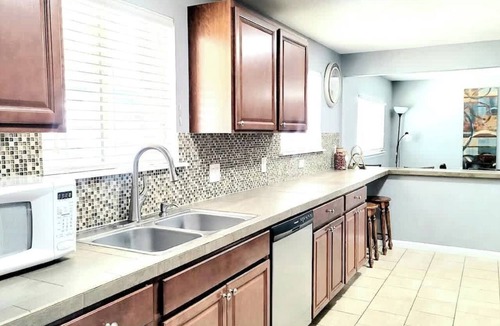 Dupont House | $0Fees -6BR-2Kitchen-2LivRm-Easy to RedRocks/Dtown