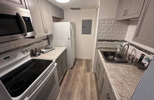 Largo Condo | 1/1 Beautiful Condo/15 mins to Clearwater beach/Peaceful neighborhood/With pools