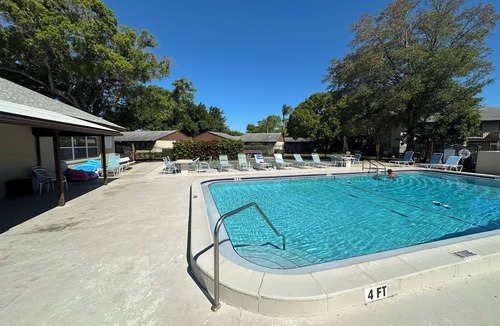 Largo Condo | 1/1 Beautiful Condo/15 mins to Clearwater beach/Peaceful neighborhood/With pools