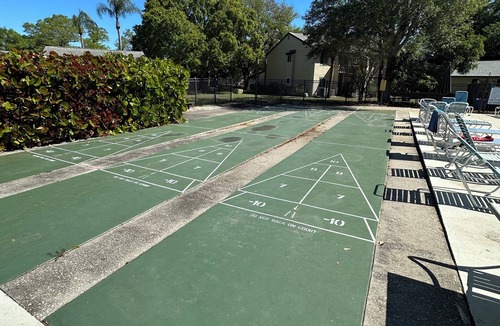 Largo Condo | 1/1 Beautiful Condo/15 mins to Clearwater beach/Peaceful neighborhood/With pools