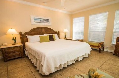 Bradenton Beach Hotel | 1 Bedroom, 1 Bathroom Deluxe Partial Bay View. Pet Friendly