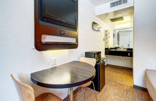 Dupont Apartment | 1 Full Bed|Mobility Access Tub| NS