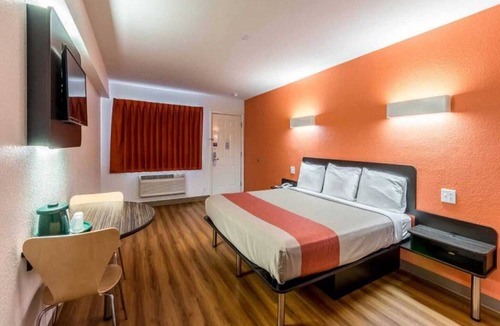 San Antonio Hotel | 1 King Bed | Non-Smoking
