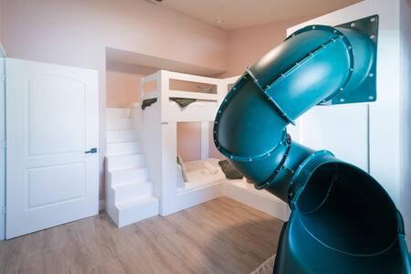 Wexford Leas House | 1 Mile to Honeymoon Island ~Heated Pool ~Putt Putt