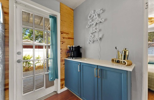 Newtown House | 10 min Lido Key Beach~St. Armand Circle~ Short drive to Siesta Key Beach