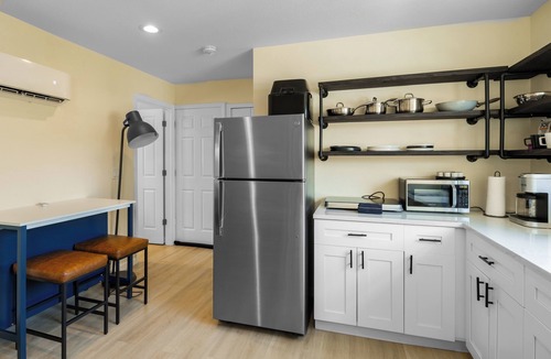 United Central Apartment | 10 min to St Pete Beach w/Parking - King Size Bed