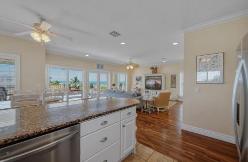 Bradenton Beach House | 102 6Th St S- Upstairs Home
