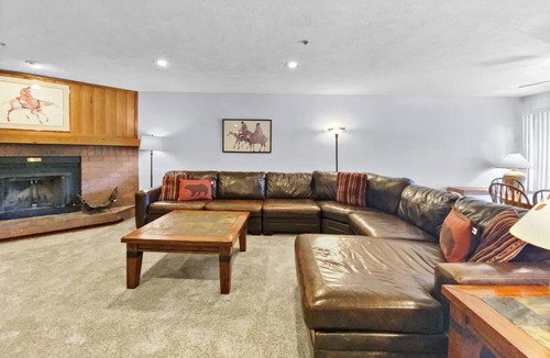 Historic District Condo | 106 m² Condo ∙ 2 bedrooms ∙ 6 guests