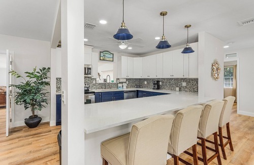 Truckland House | 10Min to Beach - Heated Pool Nov-April - Chef's Kitchen. 2 Night minimum stay.