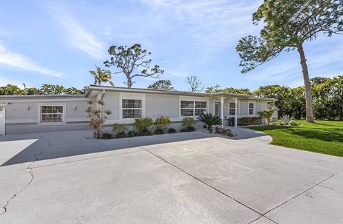 Truckland House | 10Min to Beach - Heated Pool Nov-April - Chef's Kitchen. 2 Night minimum stay.
