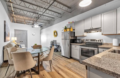 Baytown Apartment | 111 1BR Oil Man Suites 233, Old Baytown