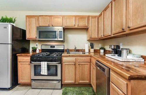 East Allegheny House | 1210 James St. #1 ★Pro Cleaned