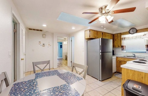 South Gate Ridge House | 2/2 Heated Pool Mins to Siesta Key Beach! 30 night Minimum Stay