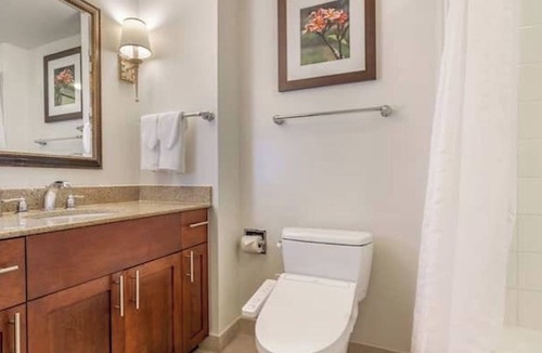 Waikiki Resort | 2/2 HGVC Lagoon Tower Beachfront Resort and Spa