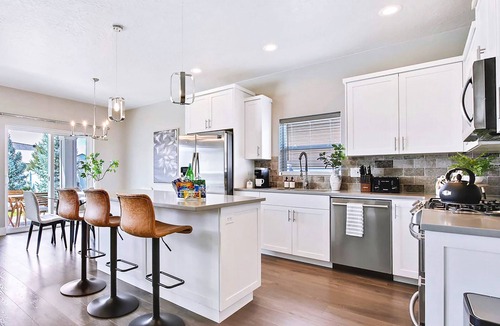 Meridian House | 2 Adjacent Modern Homes - Sleep 16-20 - Near Shops, Dining, Parks, Entertainment