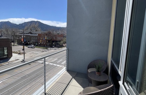 Whittier Apartment | 2-Bdrm 2-Bath Luxury Loft on Pearl St & 20th w/Flatirons Views