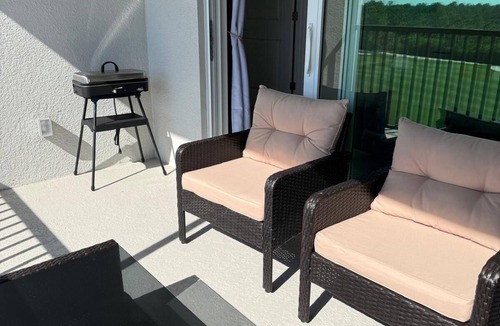 Venice Apartment | 2-bedroom apartment in delightful Venice with balcony, cool AC and gym pool!