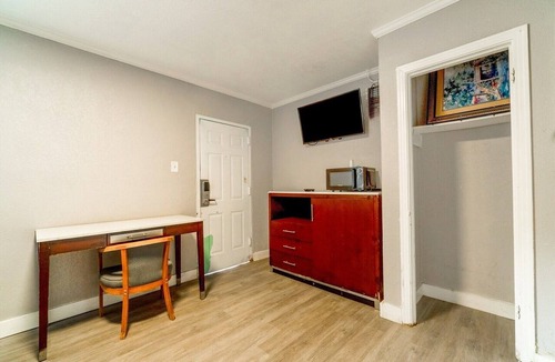 West San Antonio Apartment | 2 Full Beds|Non-Smoking