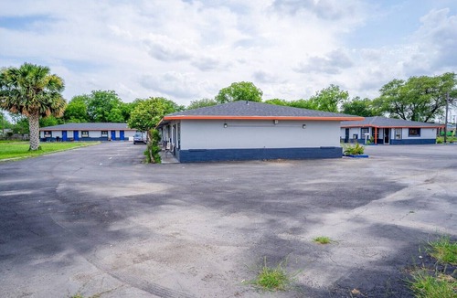 West San Antonio Apartment | 2 Full Beds|Non-Smoking