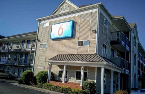 Terry Sanford Apartment | 2 Full Beds|Smoking|Kitchen