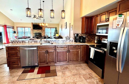 Hidden Valley Condo | 2 King Suites | Pool Access & A/C