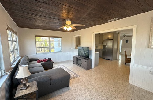 Crystal River House | 2 Minutes to Downtown Crystal River, Large Fenced Yard, Boat Ramp, Pets OK !