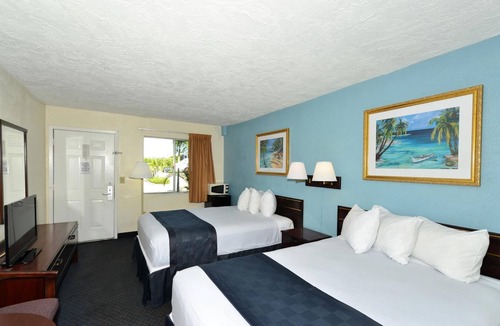 Bradenton Hotel | 2 Modern Rooms Designed for Guests Exploring the Historic Manatee Village Park