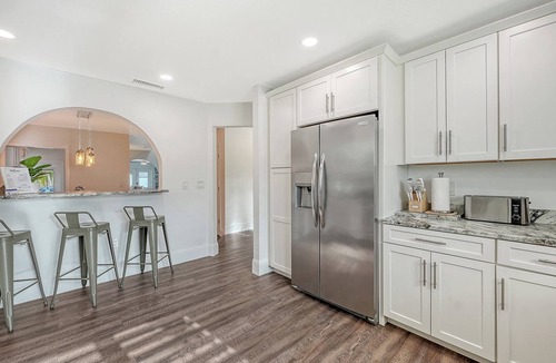 Whitfield House | 2 Primary Suites | FREE Pool Heat | Great Beaches