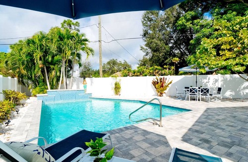 Whitfield House | 2 Primary Suites | FREE Pool Heat | Great Beaches