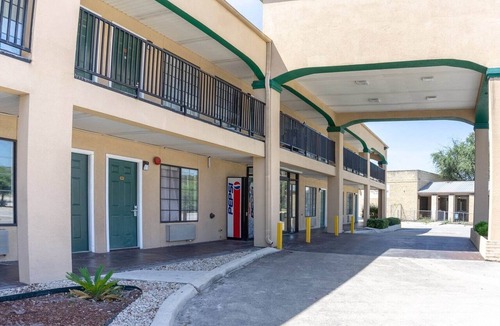 San Antonio Apartment | 2 Queen Bed | Non-Smoking