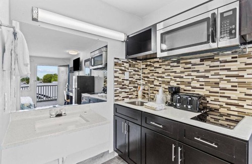 Wilmington Apartment | 2 Queen Beds|Nsmk,Kitchen