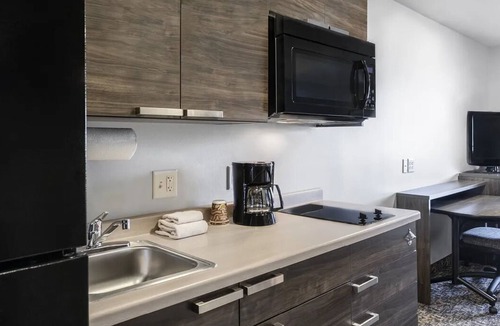 Deep Creek Hotel | 2 Sleek Units w/Kitchen & Free Parking | 5.5 Mi to Historic Punta Gorda