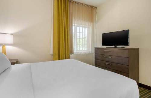 Biggar Hotel | 2 Units | Queen Bed Each | On-site Pool