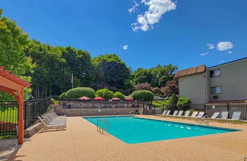 Weirs Beach Condo | 2BR Condo Lake Winnipesaukee Retreat