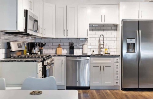 East Liberty Apartment | 2BR East Liberty ,Walkable, Parking