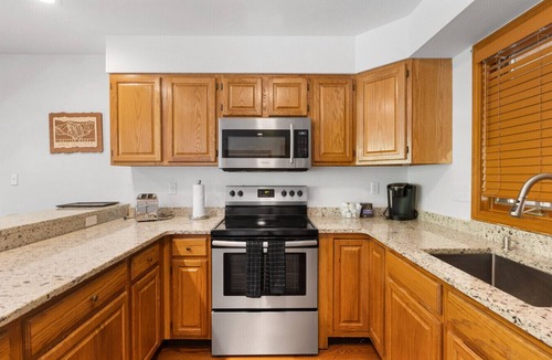 Carroll Condo | 2min to Bretton Woods - 4BD, 2 Dens, Fireplace