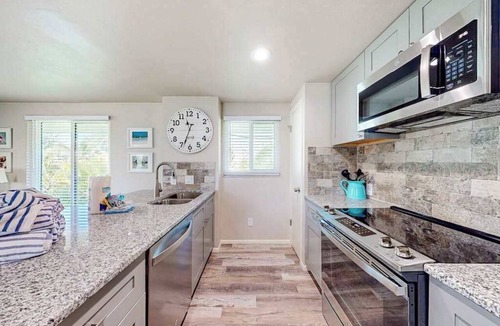 Anna Maria Condo | 2nd-floor condo across the street from the beach with heated pool, balcony, WD
