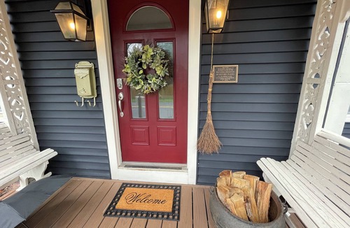 Milton House | 2nd Story Apt: King/Full/Twin in Historic 1876 Lank House, walk to Dogfish Head!