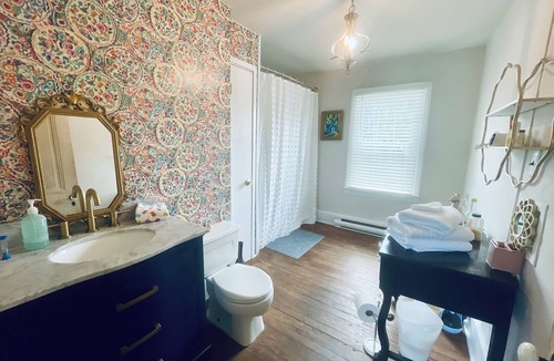 Milton House | 2nd Story Apt: King/Full/Twin in Historic 1876 Lank House, walk to Dogfish Head!