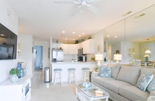 Heron Harbour Isle Condo | 3 Bedroom 2 Bath Condo Canal view with Pool, WiFi, Full Kitchen