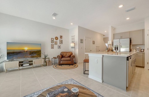 Sarasota House | 3-bedroom home in charming Sarasota. Relax and unwind. 11 ml from beaches.